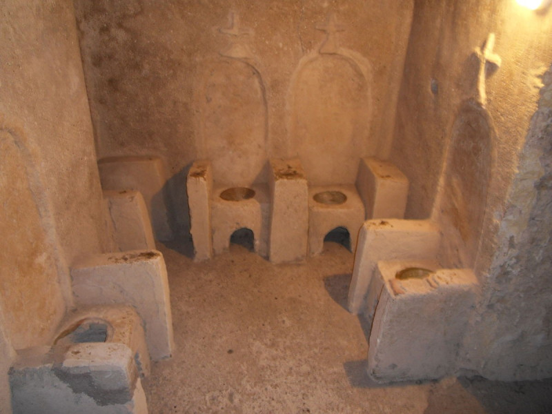 Sedili in pietra del Cimitero delle clarisse Sedili in pietra del Cimitero delle clarisse