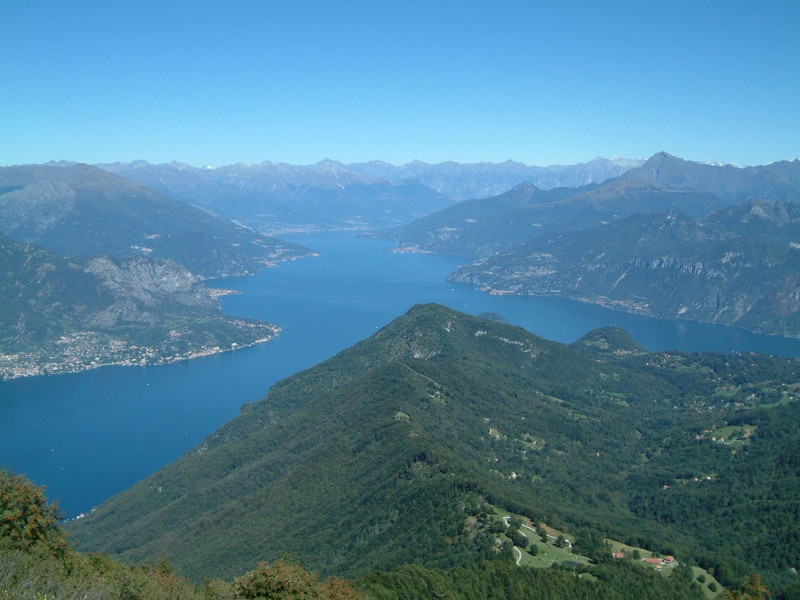 Immagine descrittiva - CC BY https://it.wikipedia.org/wiki/Lago_di_Como#/media/File:LagoSanPrimo.jpg Immagine descrittiva - CC BY https://it.wikipedia.org/wiki/Lago_di_Como#/media/File:LagoSanPrimo.jpg