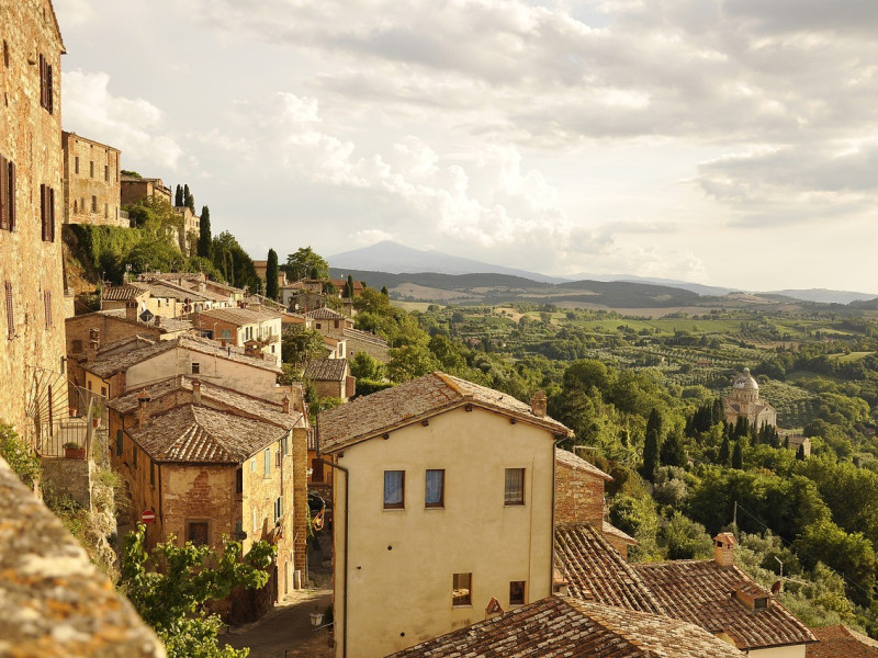 Vista sulla val di Chiana da Montepulciano  Vista sulla val di Chiana da Montepulciano