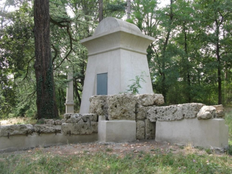 Una delle sistemazioni ottocentesche dell'Acropoli Una delle sistemazioni ottocentesche dell'Acropoli