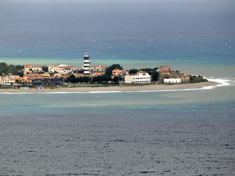 Immagine descrittiva - CC BY-SA Di Dennis Jarvis from Halifax, Canada - DGJ_2844 - Capo Peloro Lighthouse, CC BY-SA 2.0, https://commons.wikimedia.org/w/index.php?curid=18296103 Immagine descrittiva - CC BY-SA Di Dennis Jarvis from Halifax, Canada - DGJ_2844 - Capo Peloro Lighthouse, CC BY-SA 2.0, https://commons.wikimedia.org/w/index.php?curid=18296103