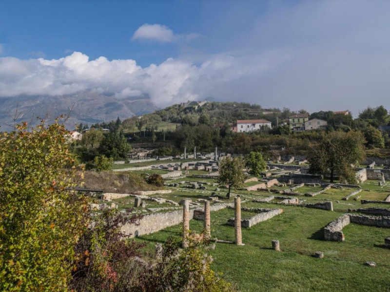 Panoramica area archeologica di Alba Fucens Panoramica area archeologica di Alba Fucens