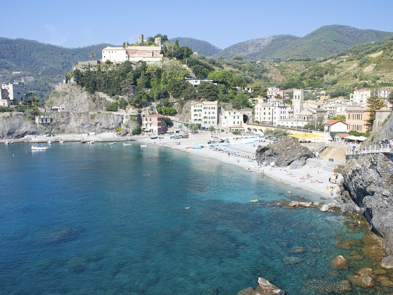 Immagine descrittiva - CC BY Di Lee & Chantelle McArthur from SMiths, Bermuda - A beach in Monterosso, CC BY 2.0, https://commons.wikimedia.org/w/index.php?curid=15084905 Immagine descrittiva - CC BY Di Lee & Chantelle McArthur from SMiths, Bermuda - A beach in Monterosso, CC BY 2.0, https://commons.wikimedia.org/w/index.php?curid=15084905