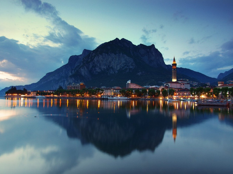 Immagine descrittiva - CC BY Di hozinja - Flickr: Lecco town after sunset, Lombardy, Italy, CC BY 2.0, https://commons.wikimedia.org/w/index.php?curid=16038659 Immagine descrittiva - CC BY Di hozinja - Flickr: Lecco town after sunset, Lombardy, Italy, CC BY 2.0, https://commons.wikimedia.org/w/index.php?curid=16038659