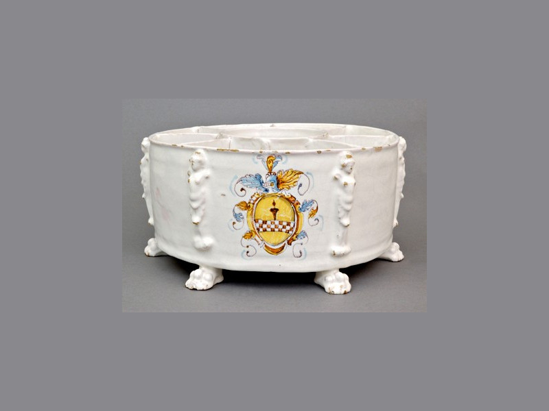 Stemma Cavina su rinfrescatoio cinquecentesco esposto al Museo Internazionale delle Ceramiche di Faenza Stemma Cavina su rinfrescatoio cinquecentesco esposto al Museo Internazionale delle Ceramiche di Faenza