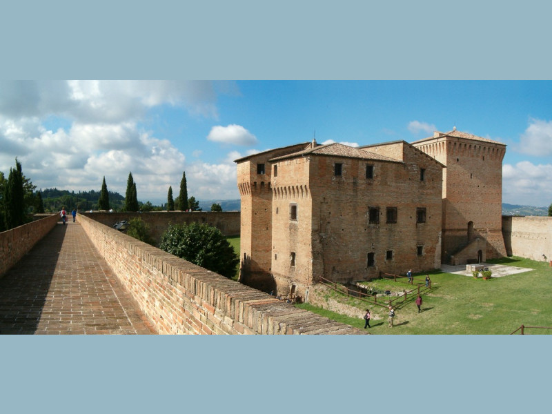 Immagine descrittiva - CC BY-SA Di Marcok di it.wikipedia - Opera propria (Rocca_Malatestiana_Cesena_2006_10.jpg and Rocca_Malatestiana_Cesena_2006_11.jpg), CC BY-SA 3.0, https://commons.wikimedia.org/w/index.php?curid=7458651