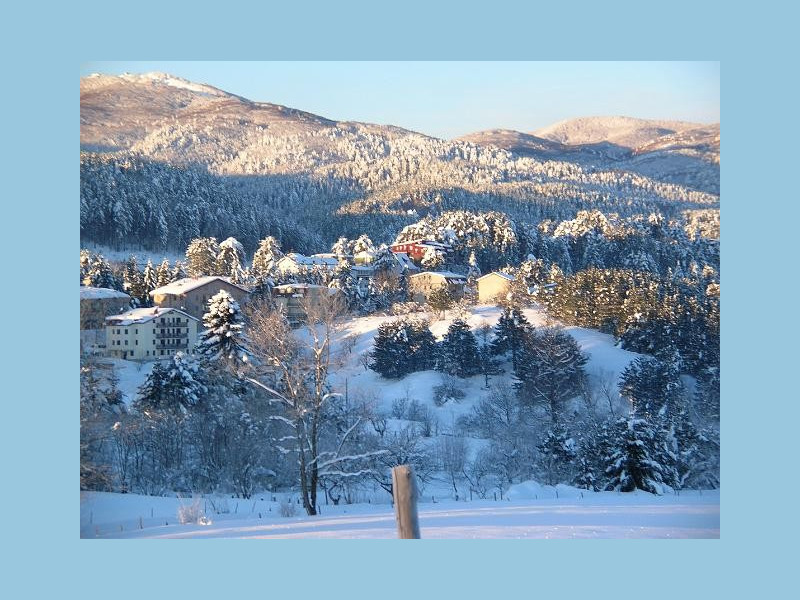Immagine descrittiva - CC BY Di Lanelex - http://www.comunitamontanasilana.it/turismo/album/Foto%20inverno/slides/camigliatello.JPG, CC BY 1.0, https://it.wikipedia.org/w/index.php?curid=3926843 Immagine descrittiva - CC BY Di Lanelex - http://www.comunitamontanasilana.it/turismo/album/Foto%20inverno/slides/camigliatello.JPG, CC BY 1.0, https://it.wikipedia.org/w/index.php?curid=3926843