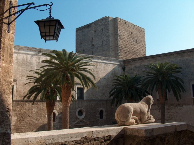 Immagine descrittiva - CC BY Di La Marga from Italy - Cortile interno del castello, CC BY 2.0, https://commons.wikimedia.org/w/index.php?curid=3691033 Immagine descrittiva - CC BY Di La Marga from Italy - Cortile interno del castello, CC BY 2.0, https://commons.wikimedia.org/w/index.php?curid=3691033