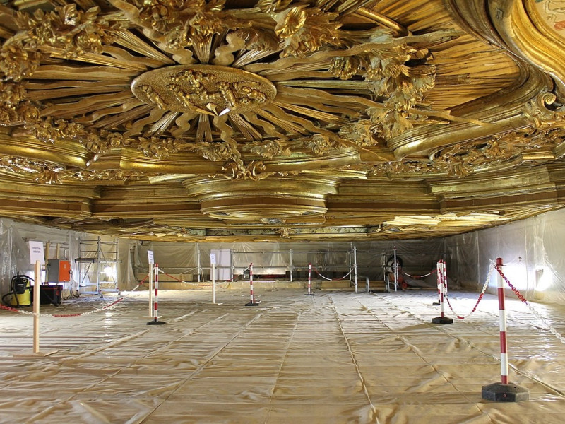 I lavori di restauro al soffitto della basilica dopo il sisma del 2009. I lavori di restauro al soffitto della basilica dopo il sisma del 2009.