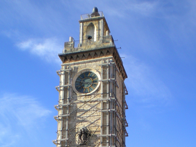La Torre puntellata dopo il terremoto del 2009 La Torre puntellata dopo il terremoto del 2009