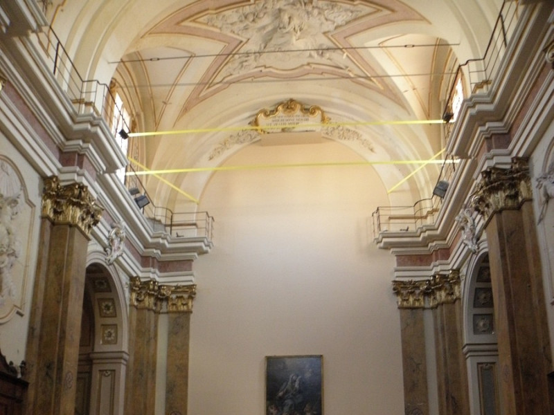 Particolare dell'interno con il muro provvisorio inserito nel transetto dopo il terremoto del 2009.