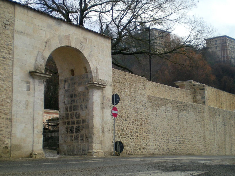 Mura dell'Aquila nei pressi di Porta Rivera Mura dell'Aquila nei pressi di Porta Rivera