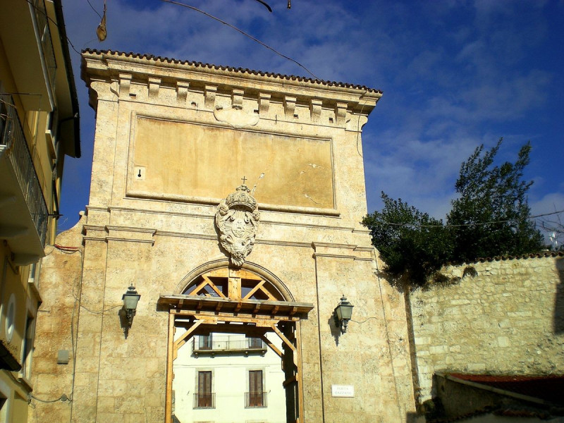 Porta Bazzano danneggiata dal terremoto del 2009 Porta Bazzano danneggiata dal terremoto del 2009