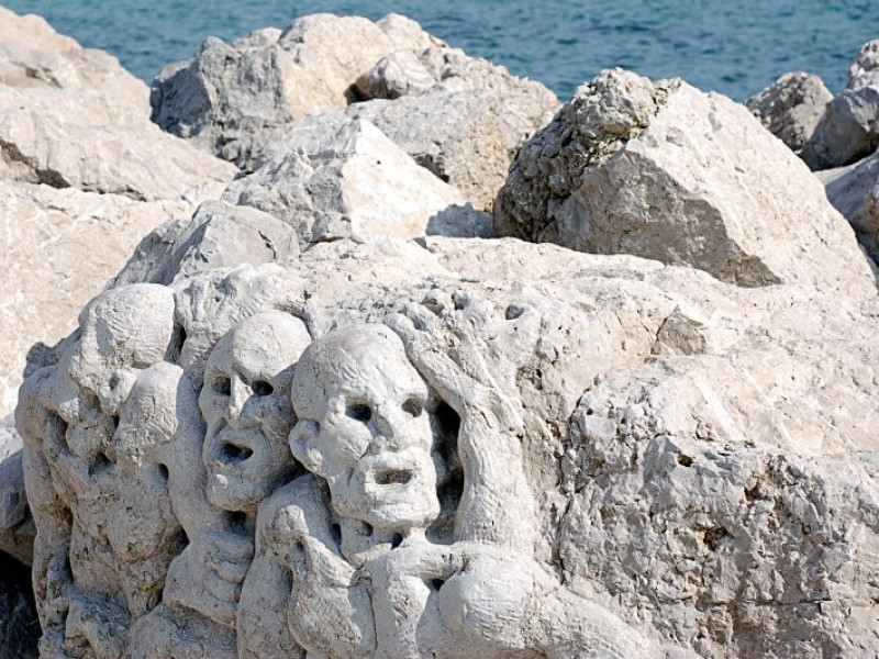 Particolare di una scultura su uno scoglio "Scogliera viva", lungomare di ponente  Particolare di una scultura su uno scoglio "Scogliera viva", lungomare di ponente
