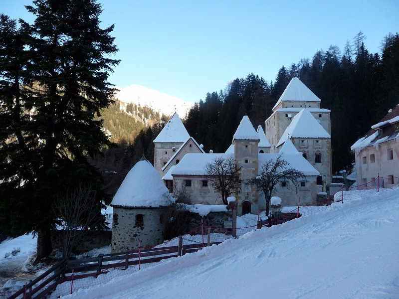 Immagine descrittiva - CC BY Di Pietro Zanarini - Castello Gardena (Castel Fischburg) dalla variante rossa della Saslong, CC BY 2.0, https://commons.wikimedia.org/w/index.php?curid=6641564 Immagine descrittiva - CC BY Di Pietro Zanarini - Castello Gardena (Castel Fischburg) dalla variante rossa della Saslong, CC BY 2.0, https://commons.wikimedia.org/w/index.php?curid=6641564