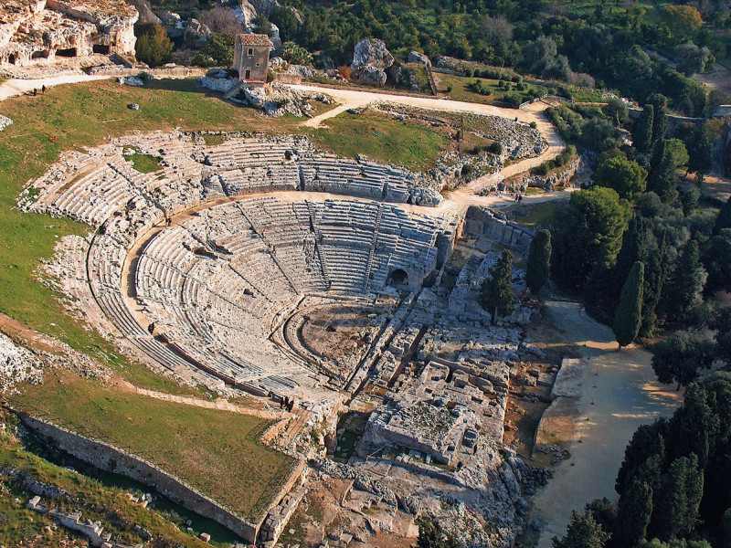 Immagine descrittiva - CC BY-SA Di fotovideomike from Italia (Michele Ponzio, @michele_ponzio) - Teatro greco di Siracusa, CC BY-SA 2.0, https://commons.wikimedia.org/w/index.php?curid=33264647