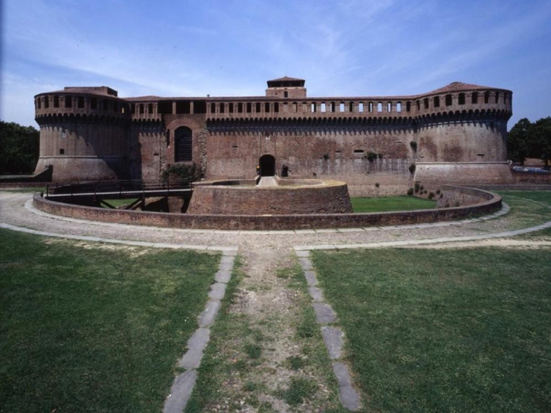 Imola, Rocca Sforzesca - Collezioni d'armi e di ceramiche