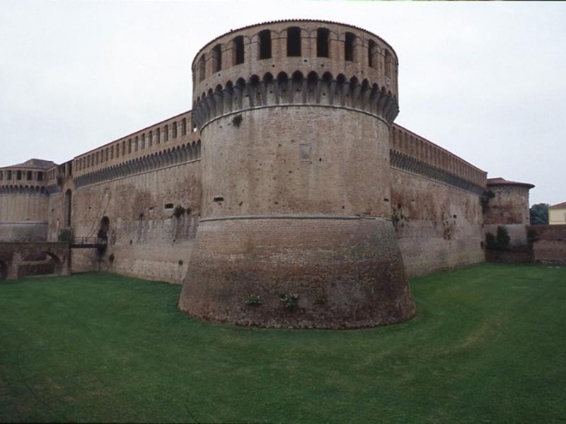 Imola, Rocca Sforzesca - Collezioni d'armi e di ceramiche