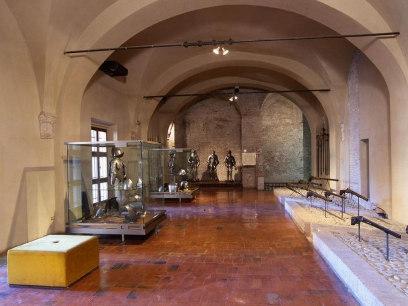 Imola, Rocca Sforzesca - Collezioni d'armi e di ceramiche