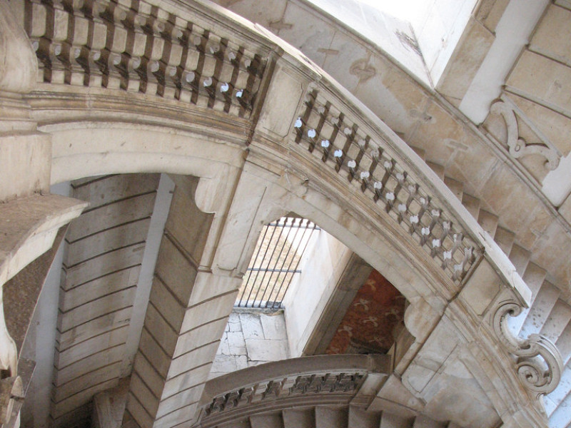 Scalone monumentale ellittico