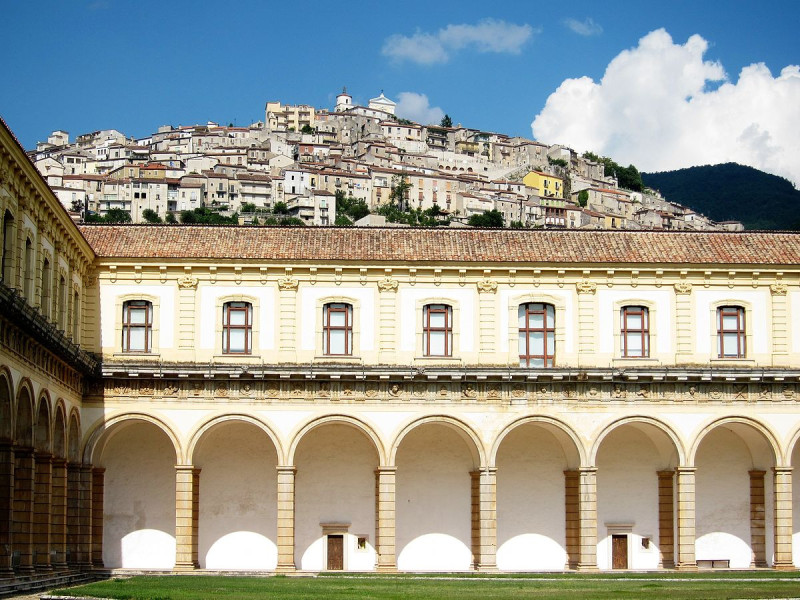 Padula vista dal chiostro della Certosa Padula vista dal chiostro della Certosa