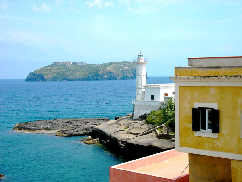 Santo Stefano vista dal faro di Ventotene Santo Stefano vista dal faro di Ventotene