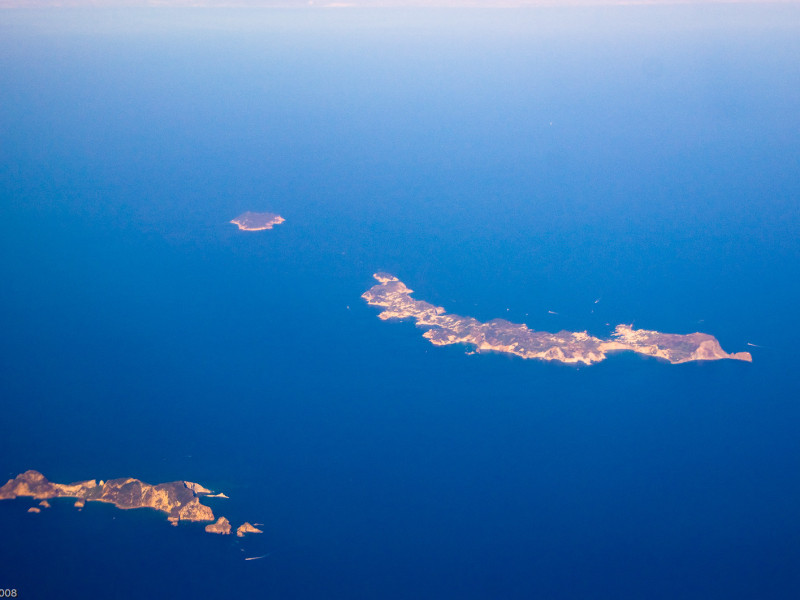 Immagine descrittiva - BY Le isole Ponziane[1][2] sono un arcipelago di origine vulcanica situato nel Mar Tirreno, al largo delle coste del golfo di Gaeta. Si estendono complessivamente per circa 12 km²; hanno una popolazione complessiva di circa 4.000 abitanti (ponzesi), che nel periodo estivo diventano molti di più a causa di un intenso movimento turistico.