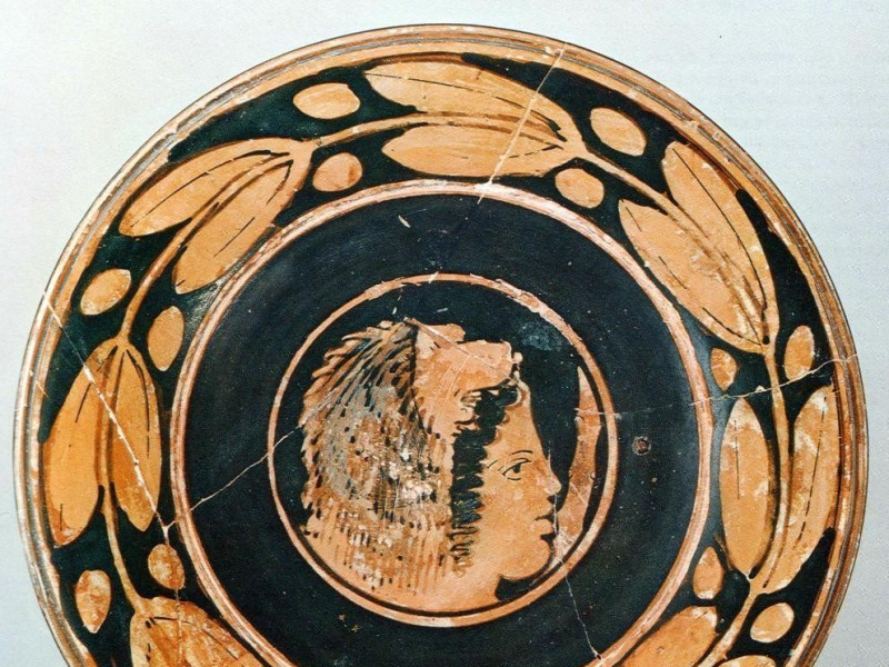 Piattello ad alto piede con Ercole giovane