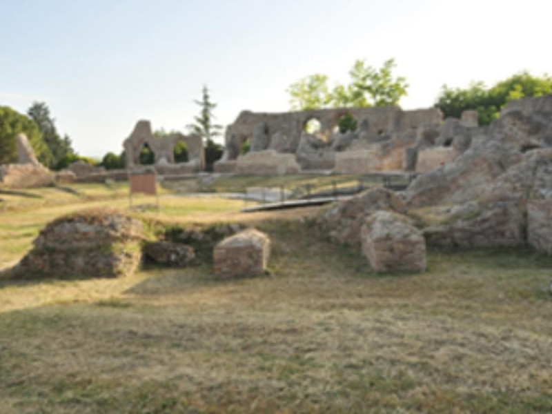 Teatro Romano di "Helvia Recina" Teatro Romano di "Helvia Recina"