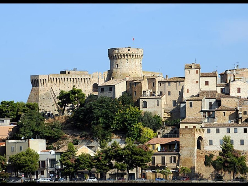 FORTEZZA MEDIEVALE E MUSEO DELLA PAGLIAROLA FORTEZZA MEDIEVALE E MUSEO DELLA PAGLIAROLA