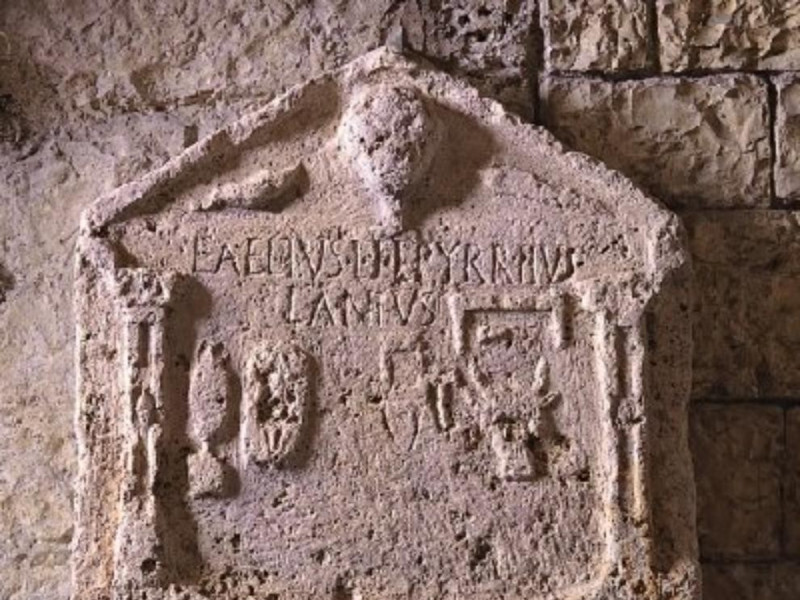 Stele del macellaio Lucio Elio Bellu, Sandro; jpg; 400 pixels; 404 pixels Stele del macellaio Lucio Elio Bellu, Sandro; jpg; 400 pixels; 404 pixels