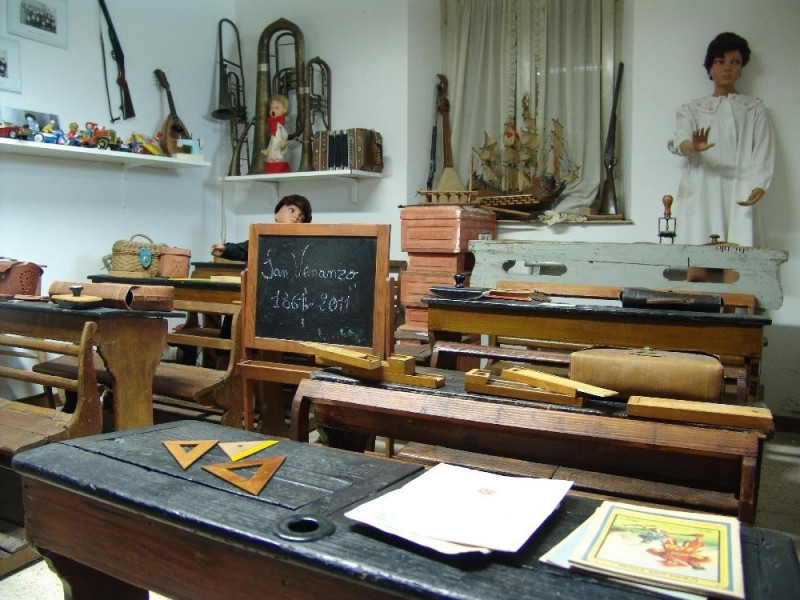 Ricostruzione di una classe scolastica jpg; 3264 pixels; 2448 pixels Ricostruzione di una classe scolastica jpg; 3264 pixels; 2448 pixels