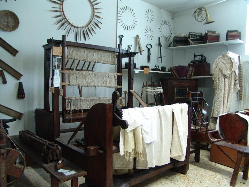 Telaio e attrezzi per tessitura jpg; 3264 pixels; 2448 pixels Telaio e attrezzi per tessitura jpg; 3264 pixels; 2448 pixels