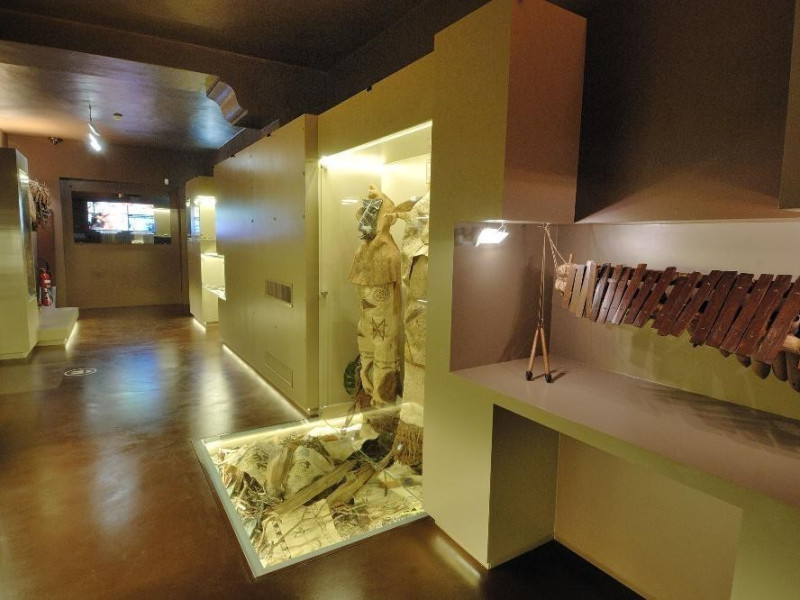 Sala espositiva. Oggetti etno-antropologici Fedeli, Marcello; jpg; 2126 pixels; 1417 pixels