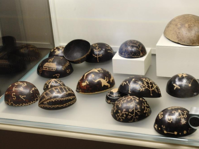 Sala espositiva. Oggetti etno-antropologici Fedeli, Marcello; jpg; 2126 pixels; 1417 pixels