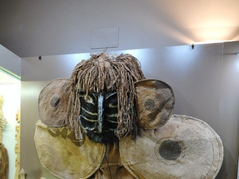 Sala espositiva. Oggetti etno-antropologici Fedeli, Marcello; jpg; 1417 pixels; 2126 pixels