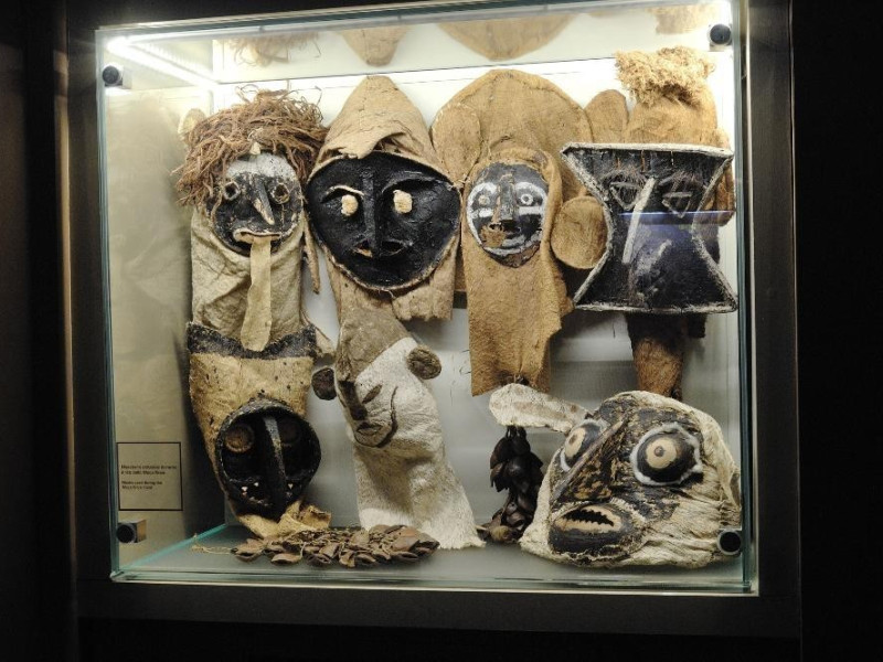 Sala espositiva. Oggetti etno-antropologici Fedeli, Marcello; jpg; 2126 pixels; 1417 pixels