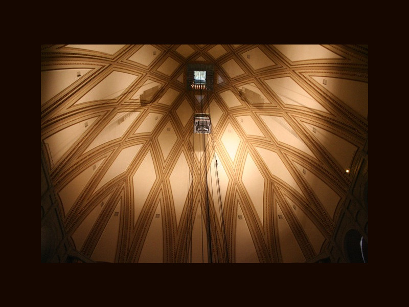 Interno con ascensore panoramico