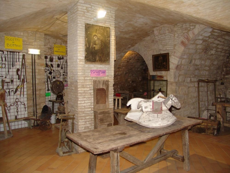 Interno. Sala espositiva. Bovini, Mirko; jpg; 2048 pixels; 1536 pixels