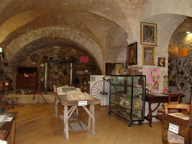 Interno. Sala espositiva. Bovini, Mirko; jpg; 2048 pixels; 1536 pixels