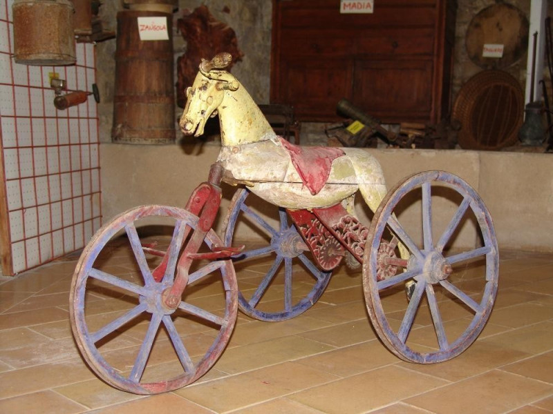 Interno. Sala espositiva. Giocattolo d'epoca. Bovini, Mirko; jpg; 2048 pixels; 1536 pixels