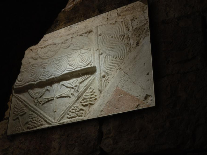 Lastra scolpita. Croce. Sec. XI Fedeli, Marcello; jpg; 2126 pixels; 1417 pixels Lastra scolpita. Croce. Sec. XI Fedeli, Marcello; jpg; 2126 pixels; 1417 pixels