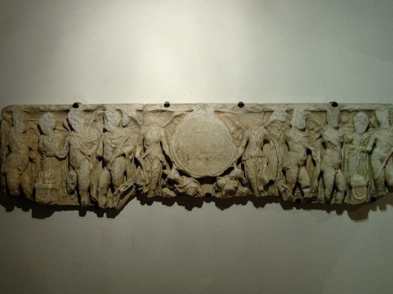 Fronte di sarcofago romano. Nikai Clipeofore  Fedeli, Marcello; jpg; 2126 pixels; 1417 pixels Fronte di sarcofago romano. Nikai Clipeofore  Fedeli, Marcello; jpg; 2126 pixels; 1417 pixels