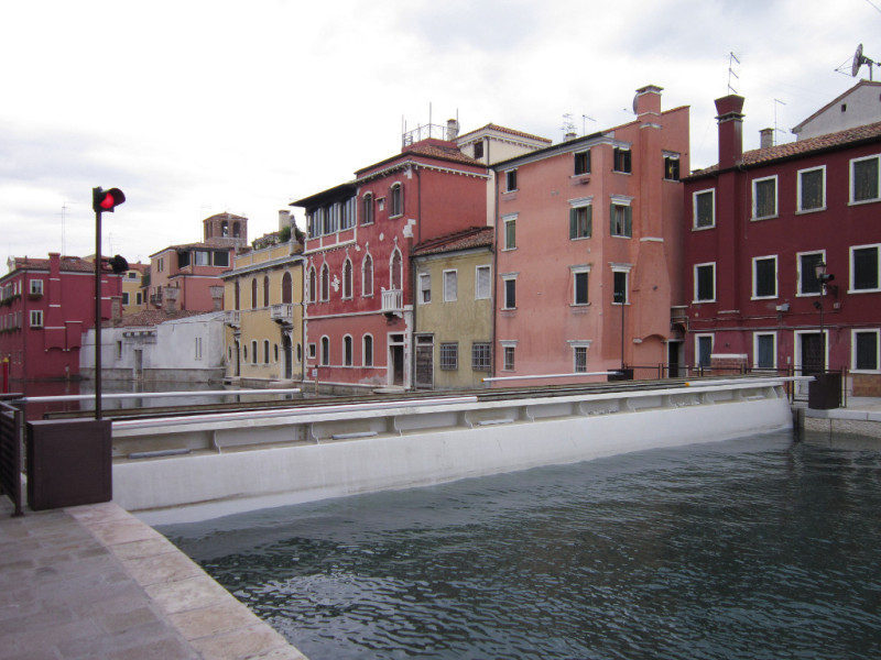 Immagine descrittiva - CC BY-SA Di Archivio Magistrato alle Acque di Venezia - Consorzio Venezia Nuova - http://www.salve.it/wiki/, CC BY-SA 3.0, https://commons.wikimedia.org/w/index.php?curid=24594923 Immagine descrittiva - CC BY-SA Di Archivio Magistrato alle Acque di Venezia - Consorzio Venezia Nuova - http://www.salve.it/wiki/, CC BY-SA 3.0, https://commons.wikimedia.org/w/index.php?curid=24594923