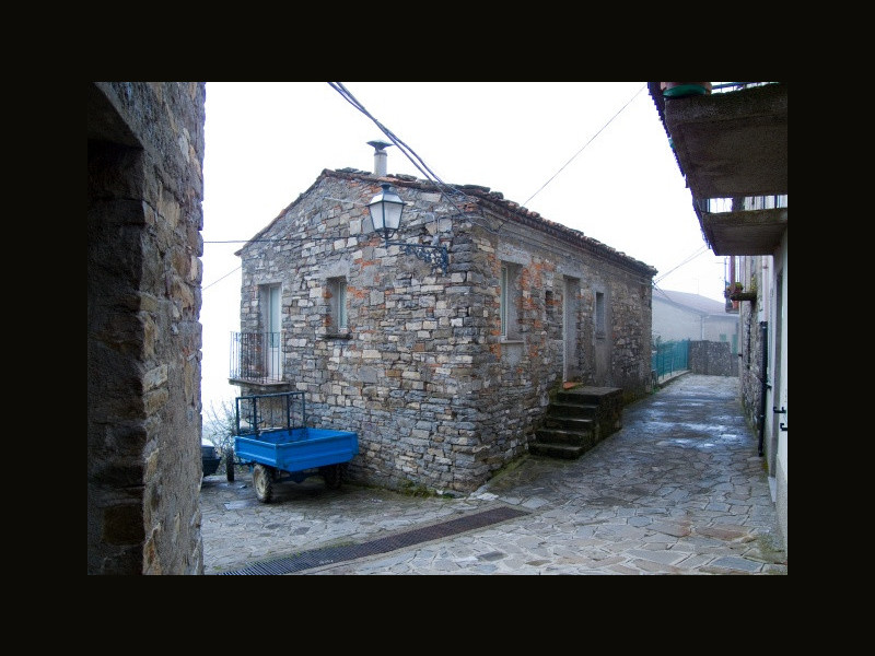 Immagine descrittiva - BY Di Fiore Silvestro Barbato from Napoli (NA), Italy - Alessandria del Carretto (CS), 2010, centro storico., CC BY-SA 2.0, https://commons.wikimedia.org/w/index.php?curid=17412796 Immagine descrittiva - BY Di Fiore Silvestro Barbato from Napoli (NA), Italy - Alessandria del Carretto (CS), 2010, centro storico., CC BY-SA 2.0, https://commons.wikimedia.org/w/index.php?curid=17412796