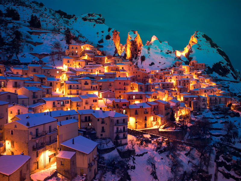 Tramonto innevato su Castelmezzano Tramonto innevato su Castelmezzano