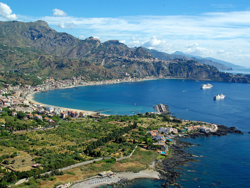 Immagine descrittiva - CC BY-SA Di fotovideomike from Italia (Michele Ponzio, @michele_ponzio) - Baia di Taormina - Sicily, CC BY-SA 2.0, https://commons.wikimedia.org/w/index.php?curid=33066815