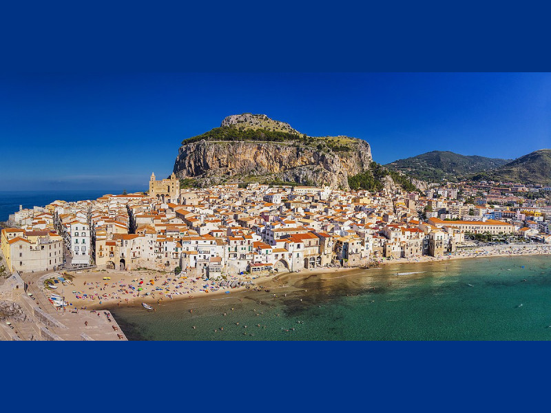 Immagine descrittiva - CC BY-SA Di tamás szabó from Kolozsvár, Románia - View of Cefalu from above, CC BY-SA 2.0, https://commons.wikimedia.org/w/index.php?curid=74157131 Immagine descrittiva - CC BY-SA Di tamás szabó from Kolozsvár, Románia - View of Cefalu from above, CC BY-SA 2.0, https://commons.wikimedia.org/w/index.php?curid=74157131