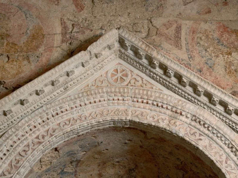 Altare. Timpano.  IV-V sec. d.C.  Fedeli, Marcello; jpg; 2126 pixels; 1417 pixels Altare. Timpano.  IV-V sec. d.C.  Fedeli, Marcello; jpg; 2126 pixels; 1417 pixels