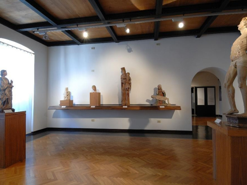 Interno. Sala espositiva. Giorgetti, Alessio/ Paparelli, Daniele; jpg; 2126 pixels; 1417 pixels Interno. Sala espositiva. Giorgetti, Alessio/ Paparelli, Daniele; jpg; 2126 pixels; 1417 pixels